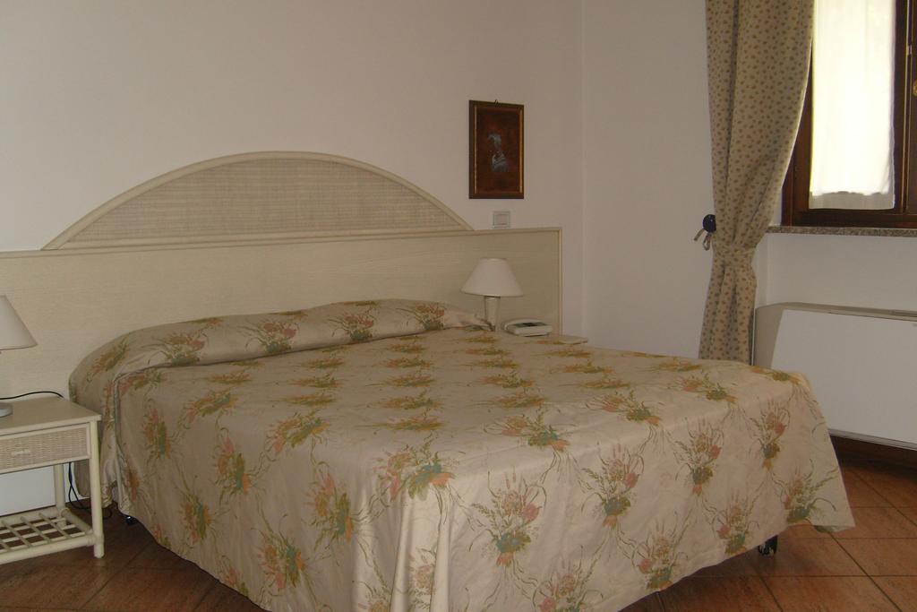 Hotel La Collinetta Sesto Calende Room photo